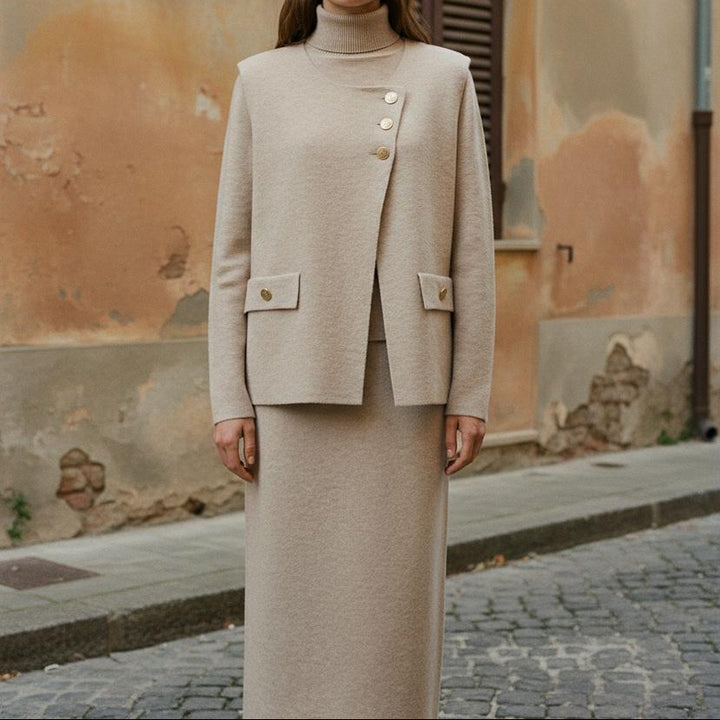 Jolara | Klassisches Strick-Ensemble mit asymmetrischer Knopfleiste