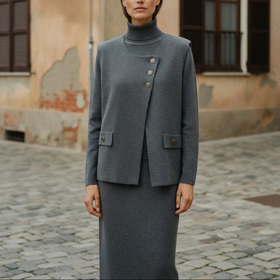 Jolara | Klassisches Strick-Ensemble mit asymmetrischer Knopfleiste