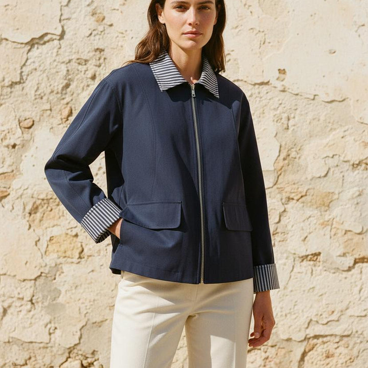 Cora | Elegante boxige Form mit Kontrastkragen
