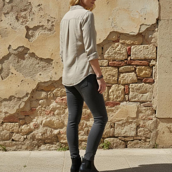 Nomad | Elegante Bluse mit tiefem V-Ausschnitt und modischem Schnitt